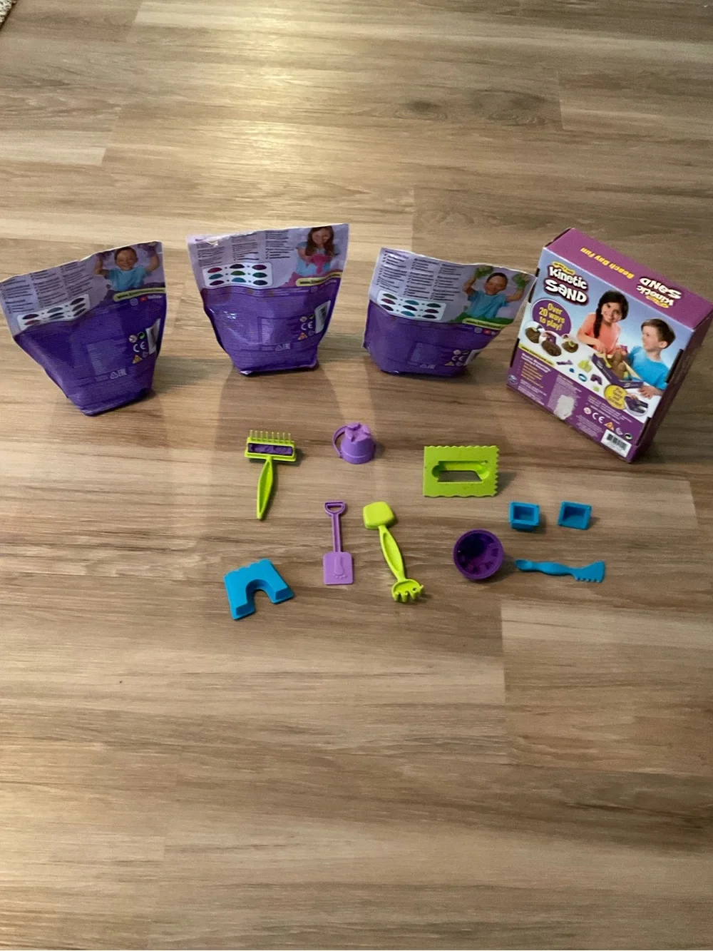 Kinetic Sand | Playset with Purple, Pink, Green & Blue Accessories